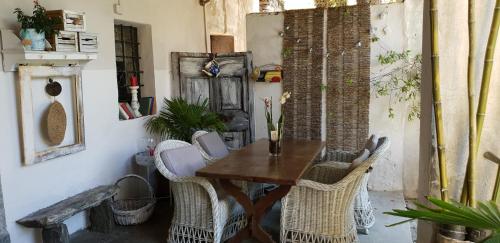 einen Tisch mit Korbstühlen in einem Zimmer in der Unterkunft Affittacamere Casa Archi in Losone
