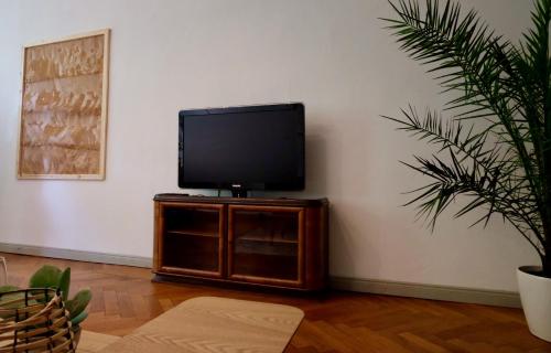 a flat screen tv sitting on a stand in a living room at 110 qm Ferienwohnung Stadtvilla Halberstadt - Dem Tor zum Harz in Halberstadt