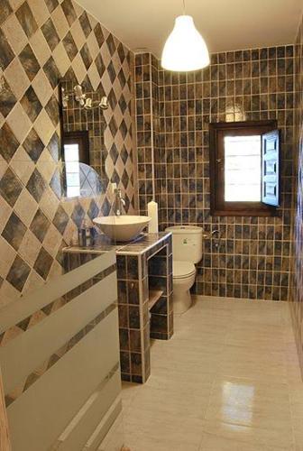 a bathroom with a sink and a toilet at Casa Rural Villa Sem Sem in Ossa de Montiel