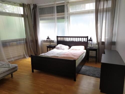 una camera con un letto e una grande finestra di Apartment West - Michael a Stoccarda