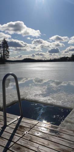 a bath tub sitting on top of a body of water at Miiluranta Villas in Haapamäki