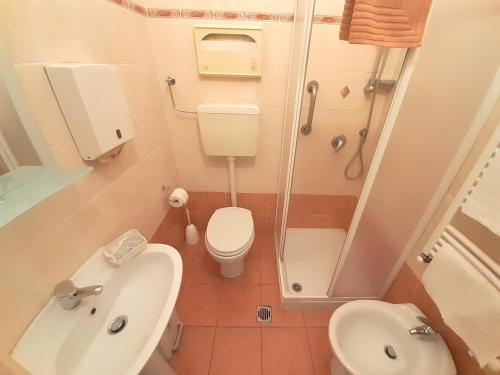 ein kleines Bad mit WC und Waschbecken in der Unterkunft Albergo in Centro in Turin