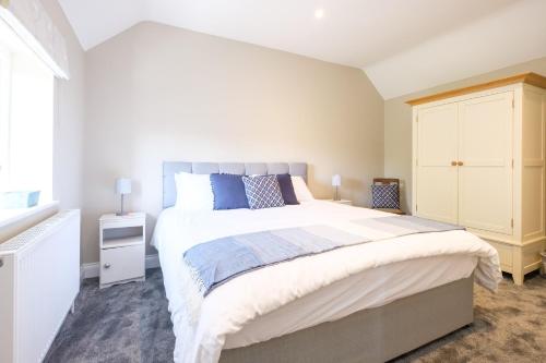 En eller flere senge i et værelse på The Dower Cottage