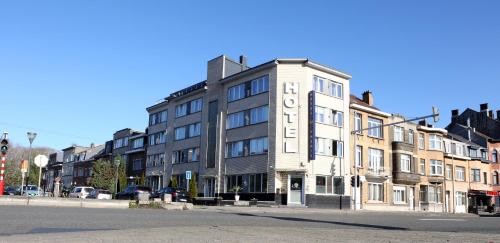 een gebouw op de hoek van een straat bij Hotel Phenix in Brussel