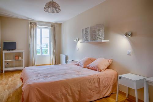 Un dormitorio con una cama grande y una ventana en La maison d'Hana, en Saint-Bonnet-de-Valclérieux
