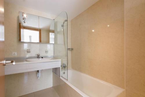 Bilik mandi di Ground Floor with private garden Bellresguard