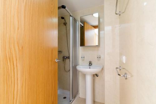Bilik mandi di Ground Floor with private garden Bellresguard
