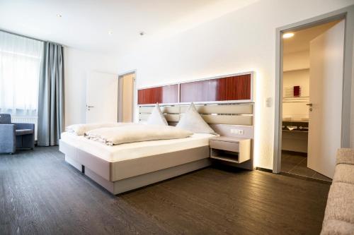 Säng eller sängar i ett rum på Hennedamm Hotel