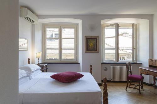 A bed or beds in a room at Casa Giustiniani by Wonderful Italy