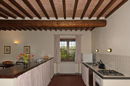 eine Küche mit einer Arbeitsplatte und einem Fenster in der Unterkunft Vivaja - Badia di Morrona in Soianella