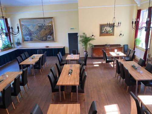 an empty restaurant with wooden tables and chairs at Hotel Blüchertal in Bacharach