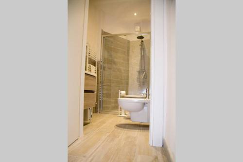 a bathroom with a tub and a sink and a toilet at Giripaso Apartment in Florence