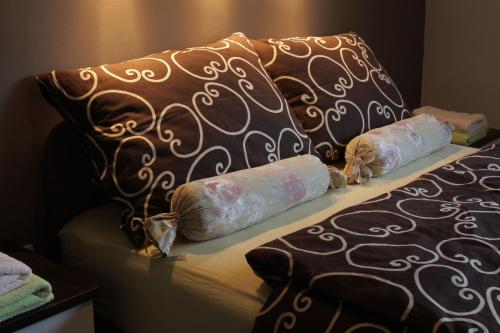Una cama con dos almohadas encima. en Apartments AS - Zagreb Centre, en Zagreb
