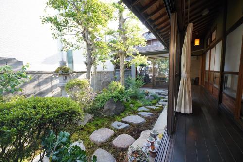 un jardín con rocas y árboles en un porche en Uji Tea Inn, en Uji