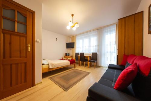 sala de estar con sofá y dormitorio en Szyper en Jastarnia