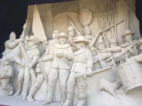 a statue of a group of people on a wall at B&B Het Vogeltje in Harderwijk