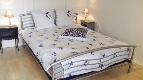 ein Schlafzimmer mit einem Bett mit Vögeln darauf in der Unterkunft Aux 6 hirondelles in Ammerschwihr