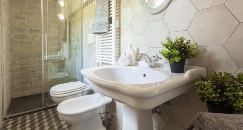 JOIVY Superb Villas with Tennis Court, Garden and BBQ areaにあるバスルーム