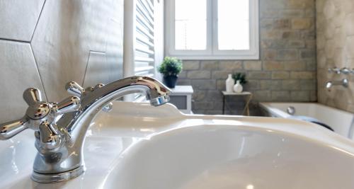 JOIVY Superb Villas with Tennis Court, Garden and BBQ areaにあるバスルーム