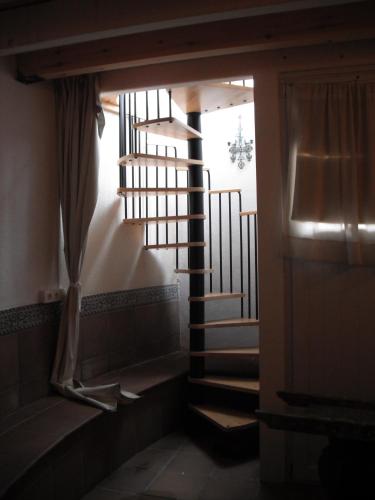 Un pasillo con escalera de caracol en una casa. en Barca Serena, en Port de la Selva
