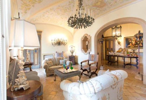 Ruang duduk di Casa Raiola by CapriRooms