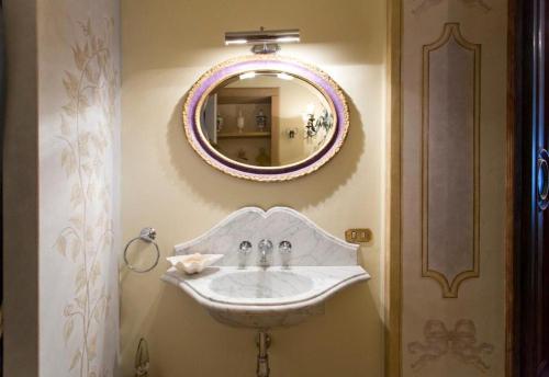 Bilik mandi di Casa Raiola by CapriRooms