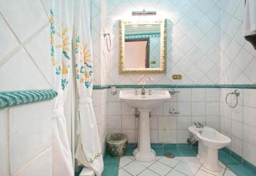 Bilik mandi di Casa Raiola by CapriRooms