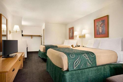 Un ou plusieurs lits dans un hébergement de l'établissement Travelodge by Wyndham Cheyenne