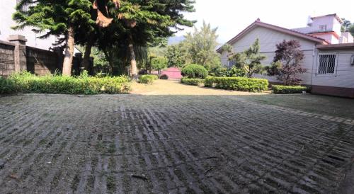 a brick driveway in front of a house at 進泉莊民宿 有卡拉ok可以烤肉可以帶寵物 in Miaoli