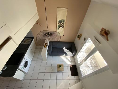 - une vue de tête sur une chambre avec un lit dans une maison dans l'établissement Appartement 4 personnes vue sur Mer, à La Pironnière