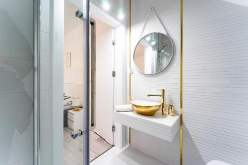 a bathroom with a sink and a mirror at Apartament Perła Pienin in Dębno