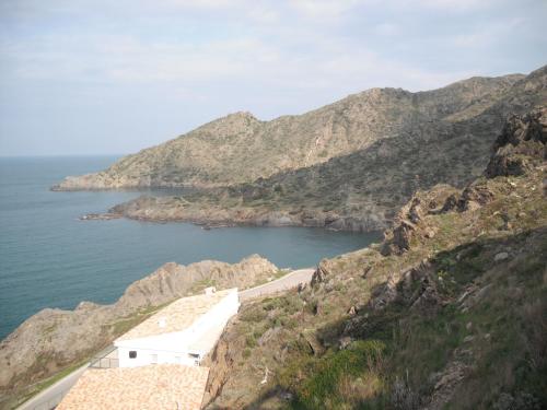 德拉塞尔瓦港Barca Serena的海边山坡上的一座建筑