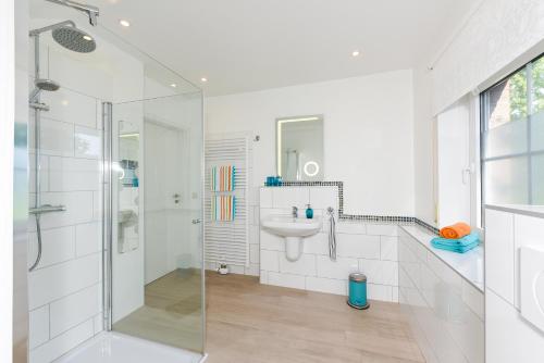Ένα μπάνιο στο Jever-Ferienhaus Himmelsblick