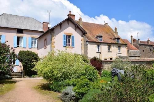 a house with a garden in front of it at Maison confortable Souvigny + Jardin in Souvigny