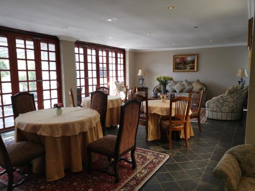 Um restaurante ou outro lugar para comer em Erasmus manor Guest House