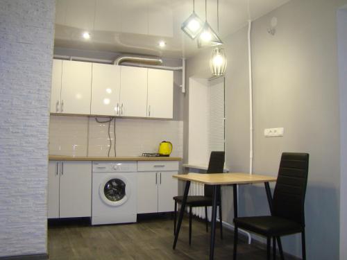Η κουζίνα ή μικρή κουζίνα στο Квартира студия в центре Чернигова wi-fi