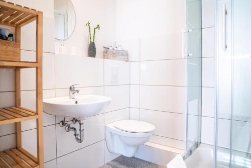 bagno bianco con servizi igienici e lavandino di City Studio Apartment for 2, near Sonnenallee a Berlino