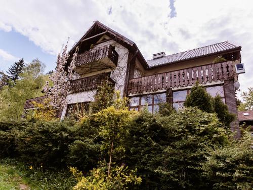 an old house on the side of a hill at Willa Pod Dobrym Humorem in Miedzygorze