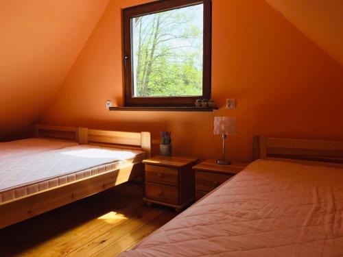 Un pat sau paturi într-o cameră la Domki Marina Niedźwiedzi Róg