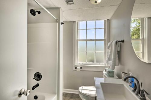 ヘンダーソンビルにあるGarden-Level Hendersonville Apt 20 Mi to Broadwayの洗面台、トイレ、窓のあるバスルーム