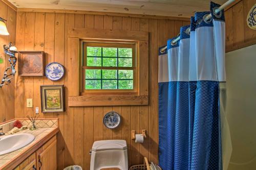 Kupatilo u objektu Enchanting Cabin with Mother-In-Law Suite Mtn Views