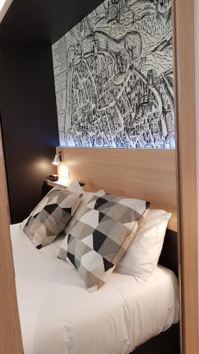 une chambre avec un lit avec un dessin sur le mur dans l'établissement Appart Hotel Montchapet Dijon Centre, à Dijon
