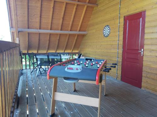 eine Tischtennisplatte in einem Zimmer auf einer Terrasse in der Unterkunft Les Gites de la Valette in Ménil-Hubert-sur-Orne