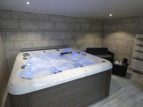 a jacuzzi tub in a room with at La Fontainoise in Fontaine-sur-Somme