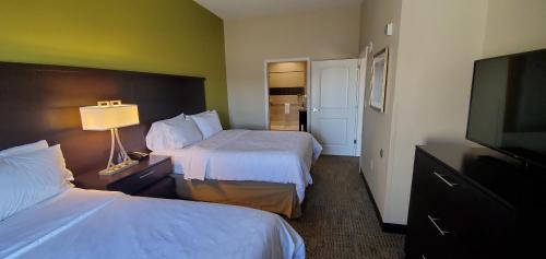 Katil atau katil-katil dalam bilik di Staybridge Suites Eau Claire - Altoona by IHG