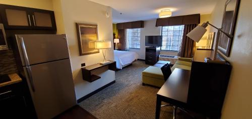 Katil atau katil-katil dalam bilik di Staybridge Suites Eau Claire - Altoona by IHG