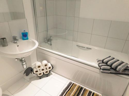 Ванна кімната в Spacious Luxury Waterfront Apartment