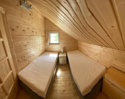 ein kleines Zimmer mit 2 Betten in einer Sauna in der Unterkunft Wakacyjne domki Wieleń in Wielen Zaobrzanski