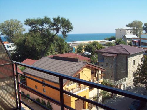 einen Balkon mit Blick auf ein Gebäude und das Meer in der Unterkunft Raul in Eforie Sud