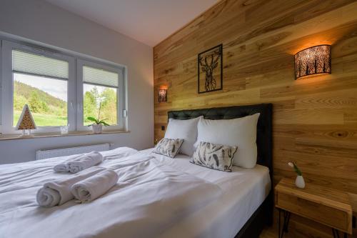 Posteľ alebo postele v izbe v ubytovaní Apartament Leśniczówka - 5D Apartamenty